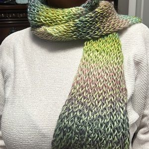 BEAUTIFUL HANDMADE KNITTED SCARF
